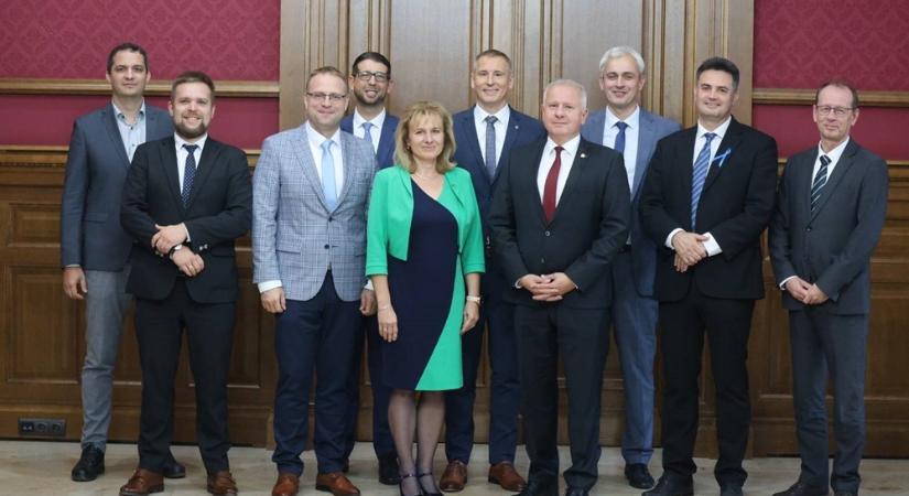 Győr és Szombathely polgármestere 8 másik város vezetővel együtt fordul a kormányhoz annak érdekében, hogy csökkentsék az önkormányzatok terheit