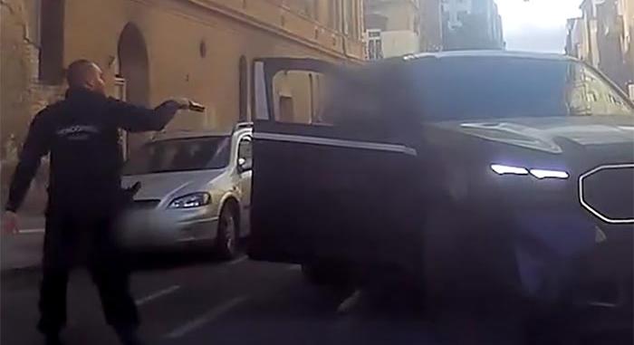 Elképesztő autólopás Budapesten, fegyveresek szedték ki a tolvajt a kocsiból