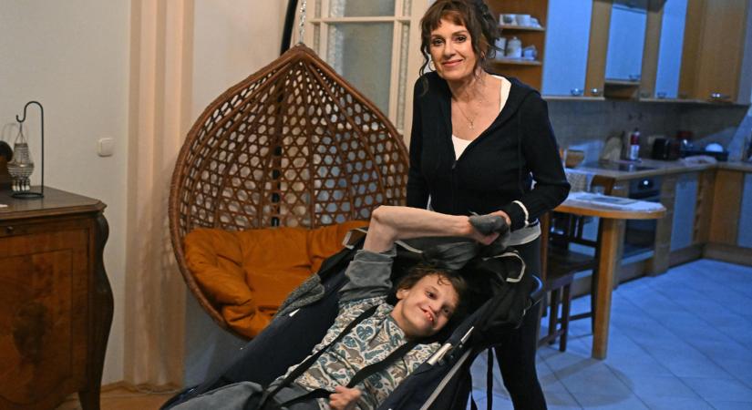 A családpolitika sötét bugyrai: 18 évig gondozta fogyatékkal élő fiát, most be kellett perelnie, hogy segíthessen neki