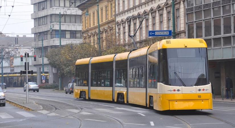 Rejtélyes palackok a 4-es villamoson, kié lehet a zacskó?