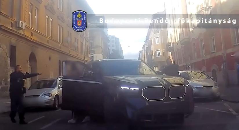 Autószalonból lopott el egy 75 milliós luxusterepjárót egy fiatal, hogy a haverjaival kocsikázzon Budapesten – videó