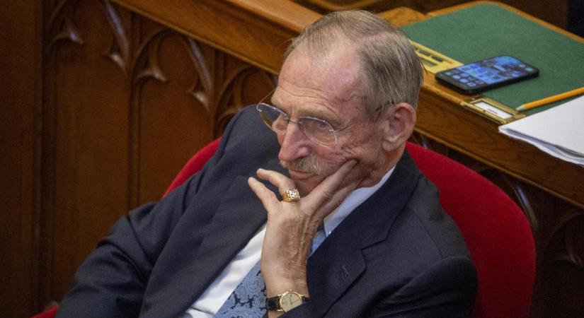 Kihallgatta a rendőrség a nadapi polgármestert, miután a helyiek tiltakoztak, hogy Pintér Sándor veje lezárta az erdőt