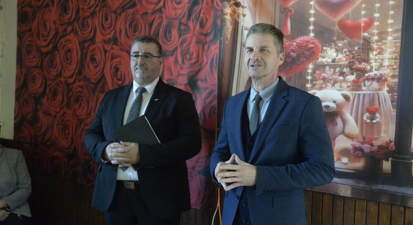 Időseket köszöntötték Mátyusban (fotókkal)
