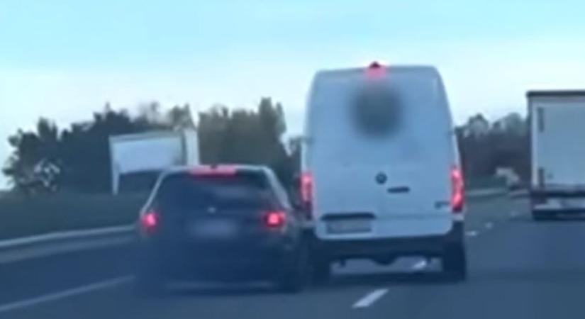 Furgonos szorította le a másik autóst az M1-esen, a határnál állították meg – videó
