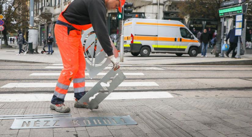 Tele van Miskolc az üzenetekkel! Ezt festették a járdákra a Búza térnél és a Szinvaparknál is - képek, videó