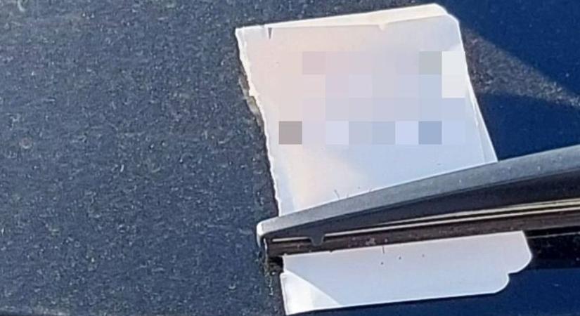 Ezért kaptál cetlit, haver: így reagáltak Debrecenben a bénán parkolóra