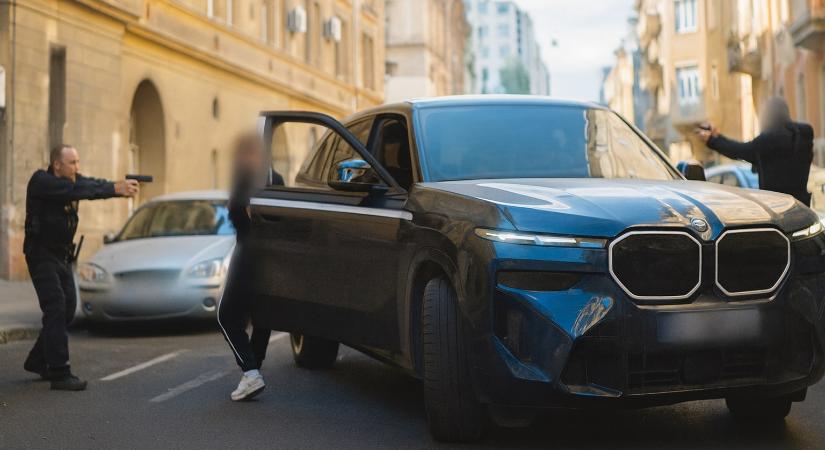 B. Ádám ellopott egy BMW-t a szalonból, próbakörre hívta a barátait, 9 perc múlva rendőrök fogtak fegyvert rájuk