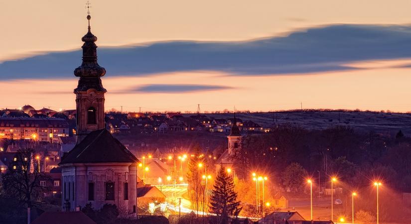 Lassan kitehetik a megtelt táblát, mindenki ebbe a magyar városba akar most utazni