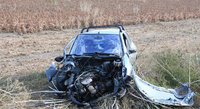 Kórházba szállították a 6-os úton balesetet szenvedett autóst (fotók, videó)