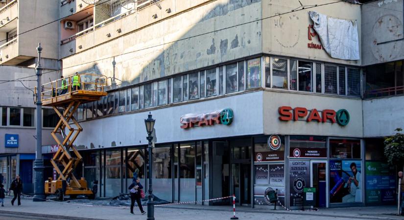 Mi készül az egykori Spar helyén Miskolc főutcáján? - fotókkal
