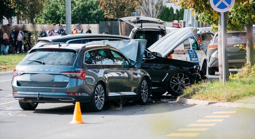 Két autó ütközött egy debreceni kereszteződésben, ketten megsérültek! - fotókkal