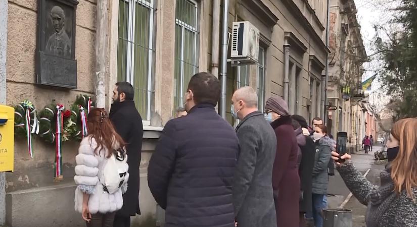 Csendes koszorúzás a magyar kultúra napján Beregszászon (videó)