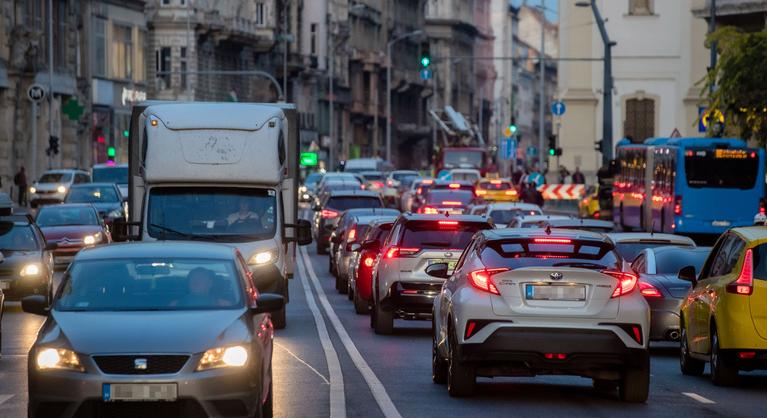 Megbénulhat a közlekedés Budapesten, lezárások lesznek szombaton