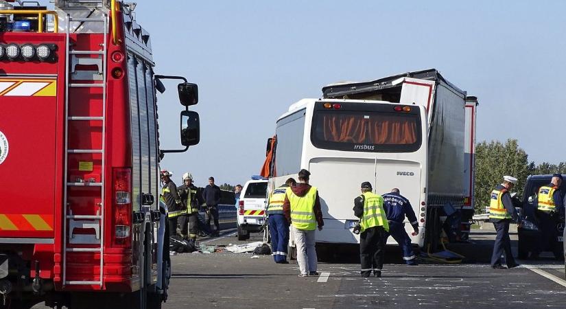 Négy mentőhelikoptert riasztottak az M5-ösre, egy rendőr meghalt – fotó