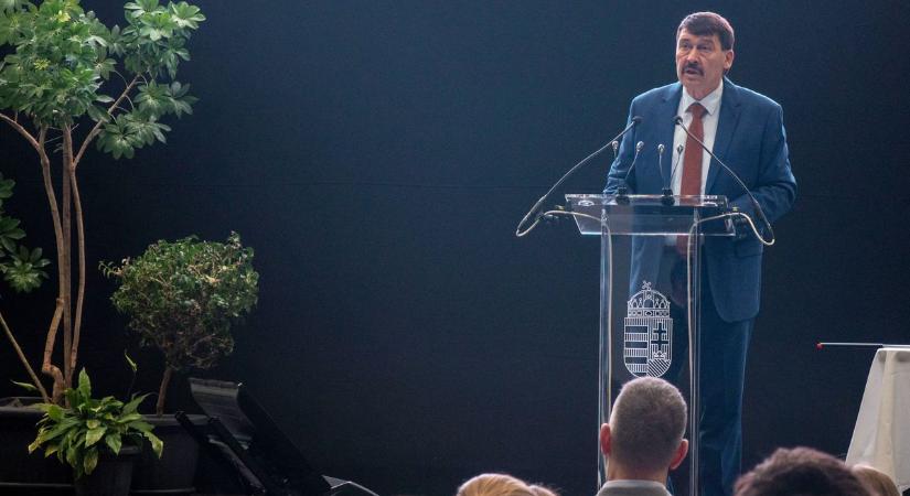 Áder János volt köztársasági elnök a Sárvár Arénában