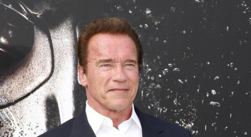 Arnold Schwarzenegger videón közvetítette, ahogy beadják neki a vakcinát