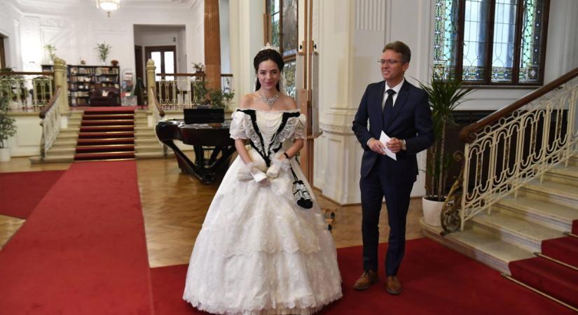 Megkezdődött a Jókai Mór műveiből rendezett 24 órás felolvasás program