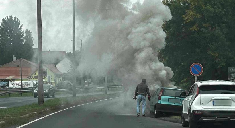 Óriási gomolygó füsttel ég egy autó Kaposváron, óvatosan, ha arra jársz