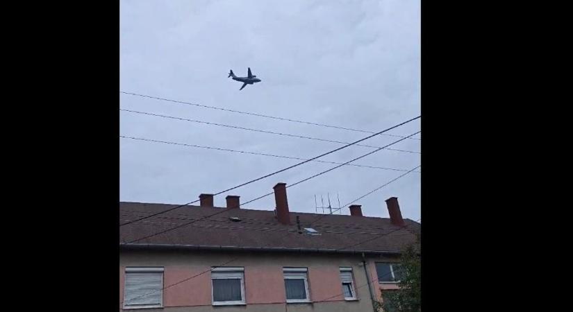 VIDEÓN a Baranya felett alacsonyan szálló katonai gép, a fákat is súrolta