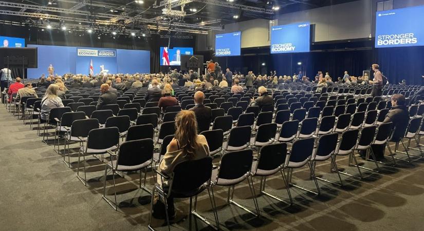 Üres székek, temetői hangulat – a Nigel Farage-ék megették reggelire a torykat