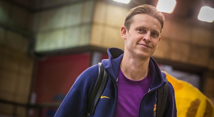 Pattanásig feszült a helyzet, Frenkie de Jong élesen kritizálta a Barcelona vezetőségének döntését