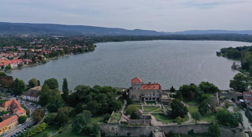 Idén rendhagyó módon eresztik le a tatai Öreg-tó vizét télire