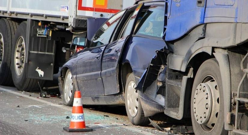 Lánctalpast szállító kamion balesetezett, mentőt is riasztottak a karambolhoz