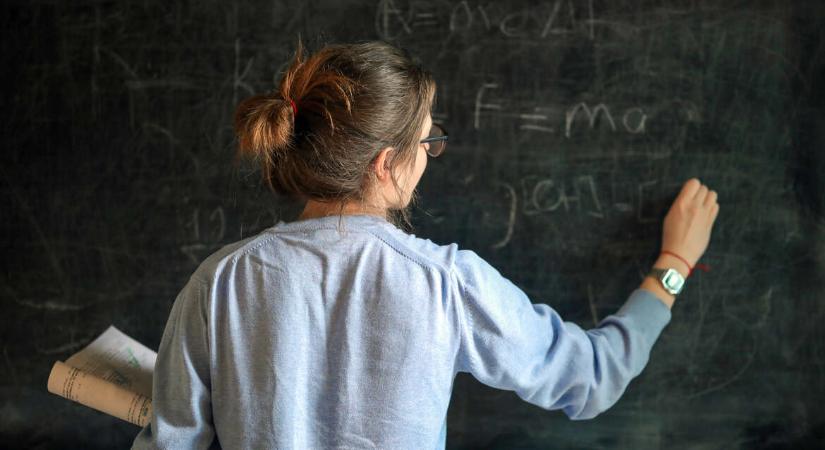 16 ezer pedagógus hiányzik a szakszervezet szerint, a kormány azt mondja, ez tavalyi statisztika