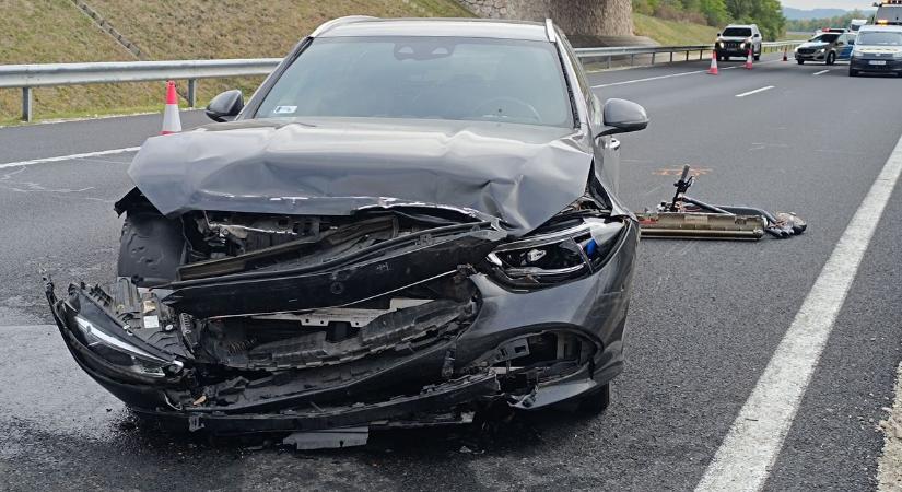 Terelő járműbe hajtott egy autós az M6-oson (fotókkal)