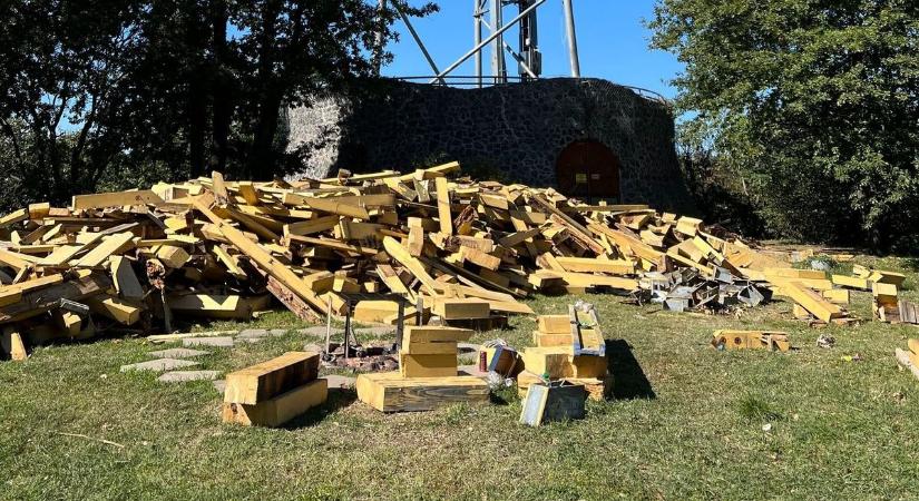 Elbontották a népszerű balatoni kilátót – csak egy halom fa maradt a helyén