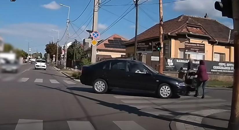 Sokkoló felvétel: centiken múlt Csepelen, hogy egy anyát, és a babakocsiban ülő kisgyerekét halálra gázolják – videó