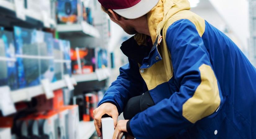 Három fiatal összelopkodott mindent, amit csak tudott, majd egy kocsit is elkötöttek