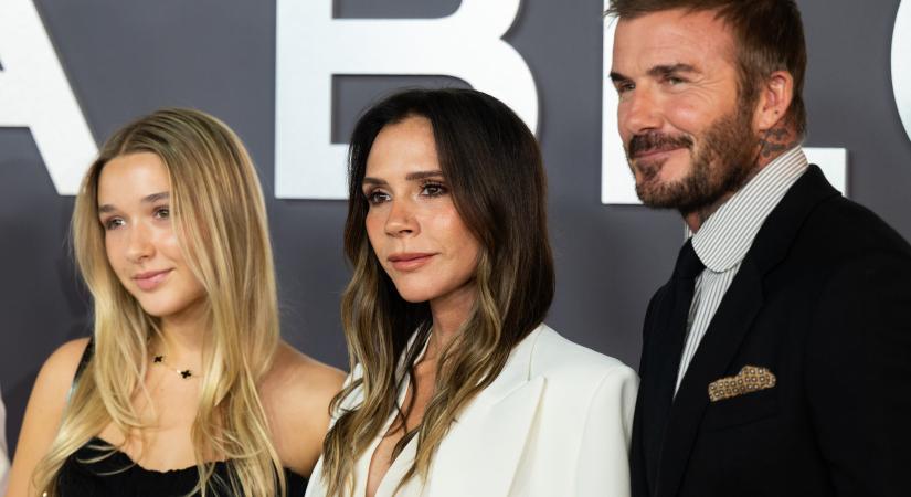 A 14 éves Harper Beckham milliós szettben kísérte anyukáját a vörös szőnyegre