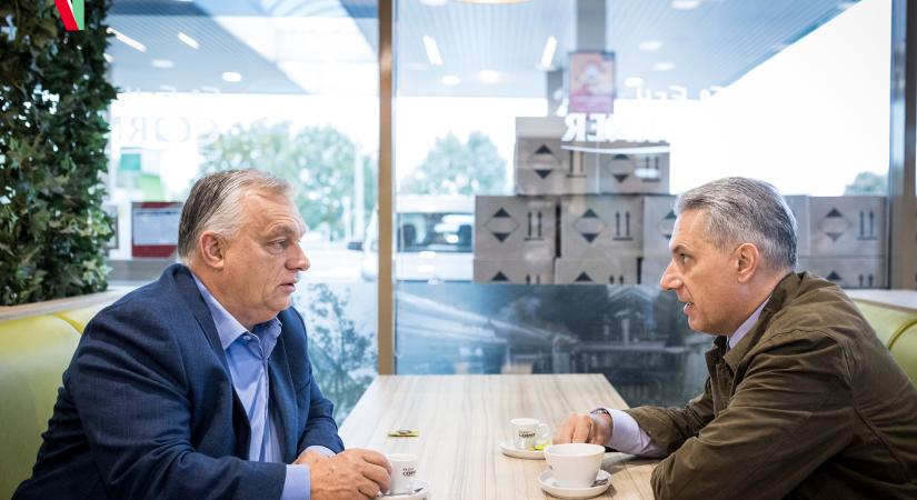 És akkor Orbán Viktor és Lázár János betértek egy út menti kávézóba...