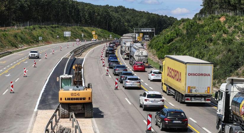 Súlyos torlódás az M1-esen: ismét káoszba fulladt a közlekedés