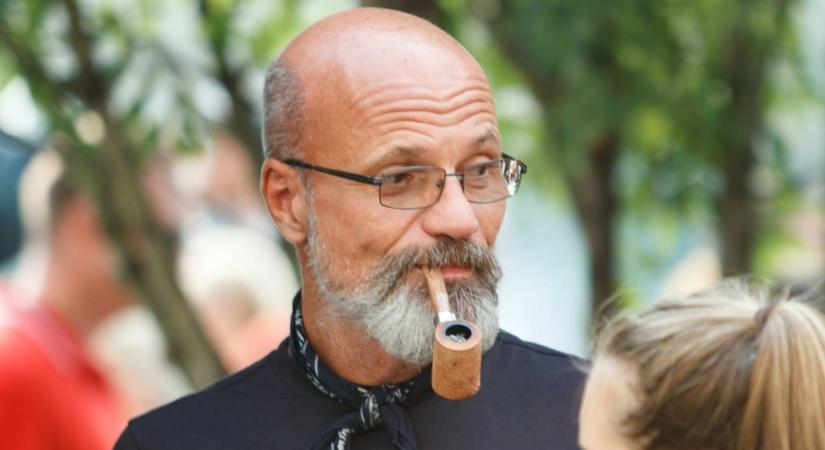 Így zokogott Zacher Gábor a meglepetésbuliján – videó