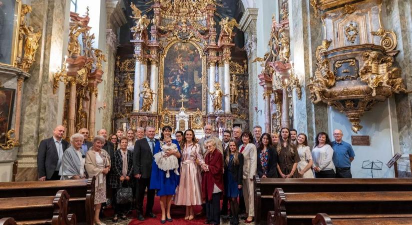 Elérzékenyült az ország: Csézy kislányának keresztelői fotói mindenkit meghatottak!