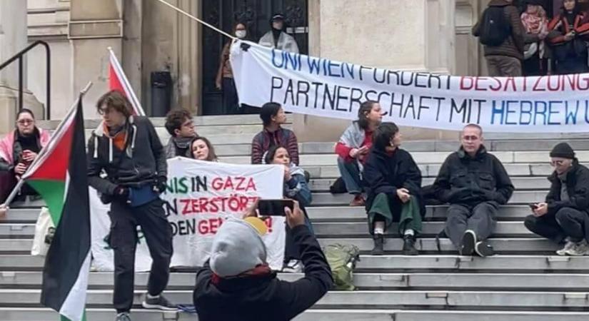 Izrael-ellenes „forradalmi kommunista” tüntetők blokád alá vették a Bécsi Egyetem bejáratát