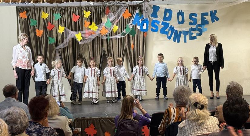 Színültig telt szeretettel a józsai szépkorúak klubja – fotókkal, videóval