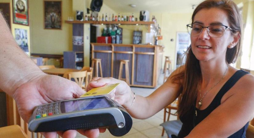 Az ismerős, hogy ezer forint alatt nem enged kártyával fizetni a debreceni boltos?