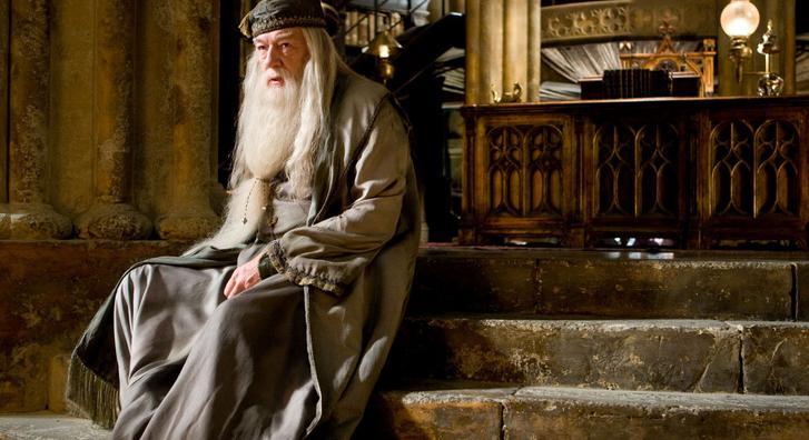 Itt az első kép a Harry Potter-sorozat Dumbledore-járól, alig lehet ráismerni John Lithgow-ra