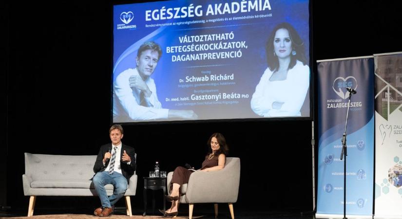 Alkoholból egyetlen korty is tilos! – Dr. Schwab Richárdot tömeg fogadta Zalaegerszegen (galéria, videó)