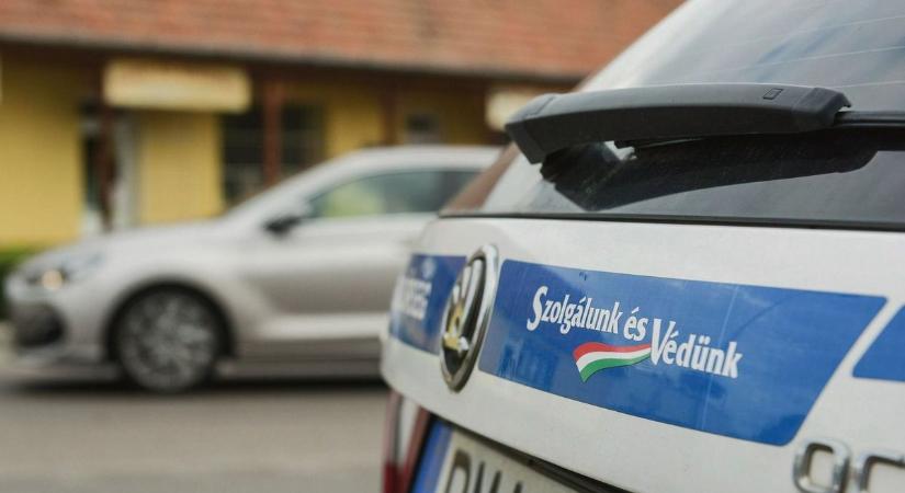Már javában zajlott a rajtaütés, amikor egy autó tűnt fel a rendőrökkel teli ház előtt