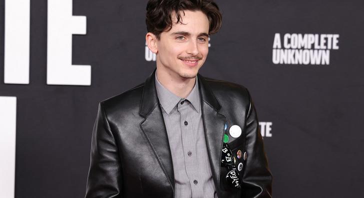 Megszabadult jellegzetes tincseitől Timothée Chalamet, szinte teljesen lenyírták a színész haját