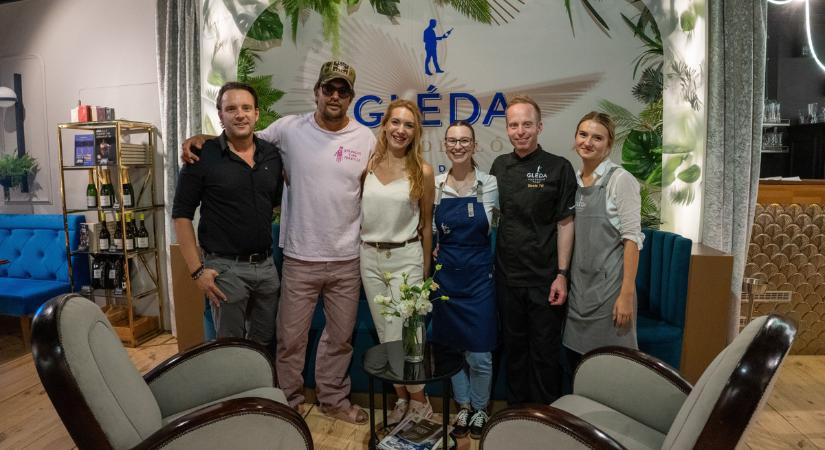Jason Momoa marhapörköltet evett Budapesten – a Glédában bukkant fel a filmsztár