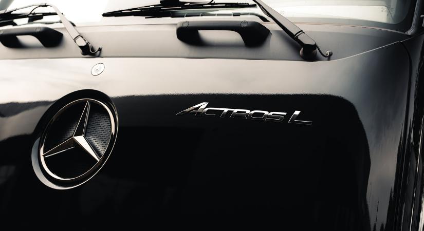 Feltűnő Mercedes-Benz parkolt le egy kereskedés előtt