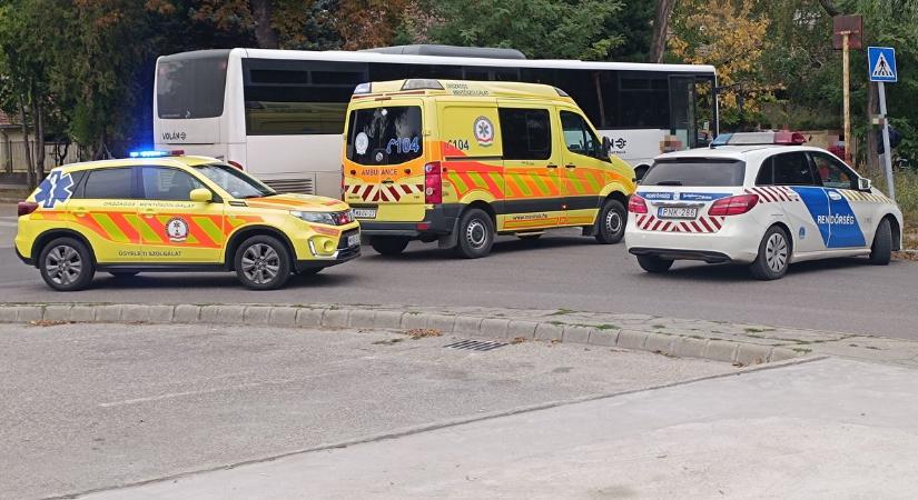 Busz elé szaladt egy fiatal lány Kiskunhalason, a mentők kórházba szállították – fotók, videó