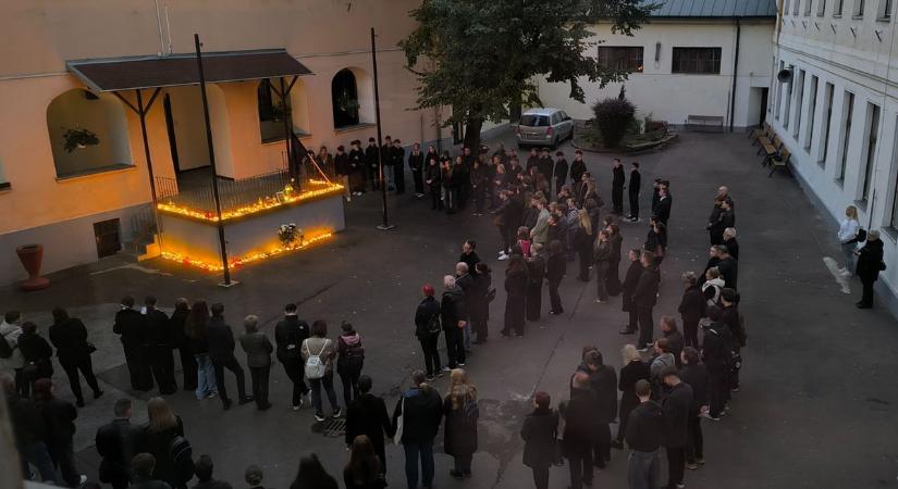 Könnyeiket törölgették a gyászoló diákok szeretett tanáruk búcsúztatóján az egri gimnáziumban