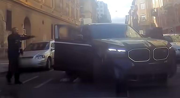 Egy budapesti autószalonból lopott el egy luxusterepjárót egy férfi, a rendőrök néhány perc alatt elfogták