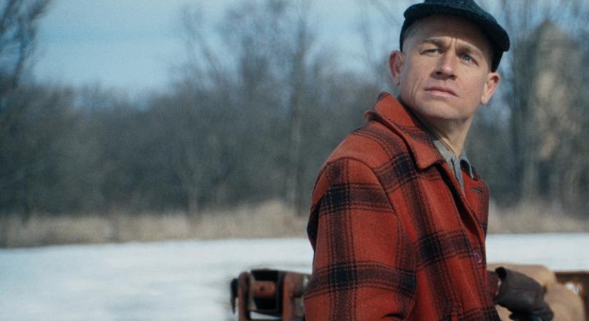 Charlie Hunnam szerint cseppet sem szenzációhajhász az Ed Gein-ről készült sorozat